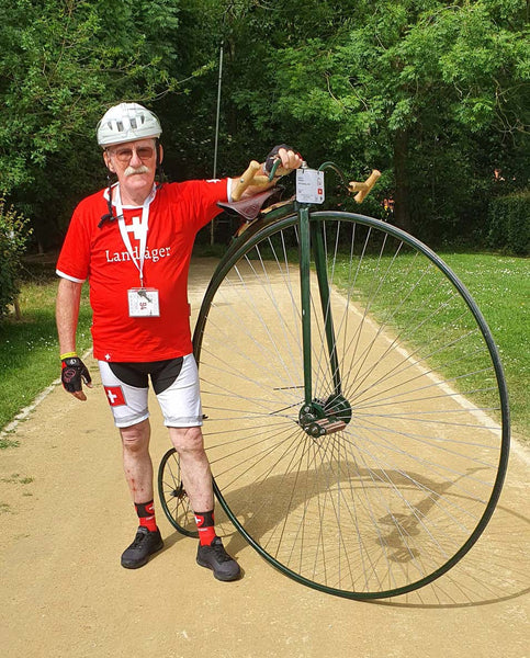 Cacciatore di campagna con il penny-farthing