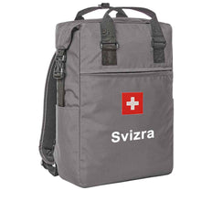 Carica l&#39;immagine nel visualizzatore di Gallery, Trage Rucksack in Grau mit Schweizerkreuz und Text Svizra
