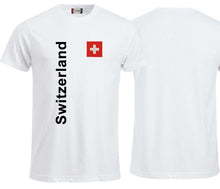 Carica l&#39;immagine nel visualizzatore di Gallery, T-Shirt Weiss mit Schweizerkreuz und Text Switzerland
