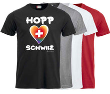 Charger l&#39;image dans la galerie, T-Shirt in 4 Farben mit Hopp Schwiiz und einem farbigen  (Regenbogen) Herz mit Schweizerkreuz
