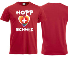 Carica l&#39;immagine nel visualizzatore di Gallery, T-Shirt in Rot mit Hopp Schwiiz und einem farbigen  (Regenbogen) Herz
