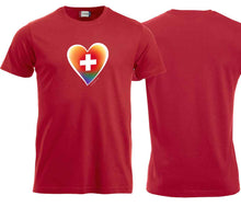 Carica l&#39;immagine nel visualizzatore di Gallery, T-Shirt in Rot mit einem farbigen  (Regenbogen) Herz
