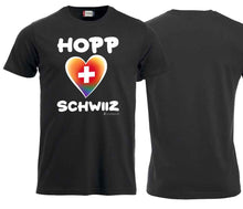 Load image into Gallery viewer, T-Shirt in Schwarz mit Hopp Schwiiz und einem farbigen (Regenbogen) Herz mit Schweizerkreuz.
