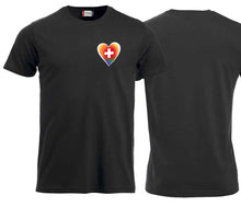 Load image into Gallery viewer, T-Shirt in Schwarz mit Heinem farbigen (Regenbogen) Herz mit Schweizerkreuz.
