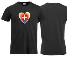 Charger l&#39;image dans la galerie, T-Shirt in Schwarz und einem farbigen (Regenbogen) Herz mit Schweizerkreuz.
