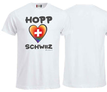 Carica l&#39;immagine nel visualizzatore di Gallery, T-Shirt in Weiss mit Hopp Schwiiz und einem farbigen (Regenbogen) Herz mit Schweizerkreuz.
