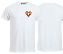 Load image into Gallery viewer, T-Shirt in Weiss mit einem farbigen (Regenbogen) Herz mit Schweizerkreuz.
