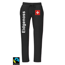 Carica l&#39;immagine nel visualizzatore di Gallery, Trainerhose Black Edition Bio &amp; Fairtrade mit Schweizerkreuz und Text Eidgenoss
