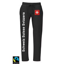 Carica l&#39;immagine nel visualizzatore di Gallery, Trainerhose Black Edition Bio &amp; Fairtrade mit Schweizerkreuz und Text Schweiz Suisse Svizzera
