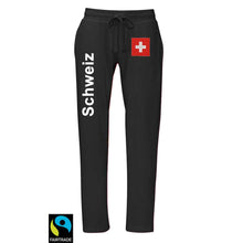 Carica l&#39;immagine nel visualizzatore di Gallery, Trainerhose Black Edition Bio &amp; Fairtrade mit Schweizerkreuz und Text Schweiz
