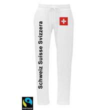 Charger l&#39;image dans la galerie, Trainerhose Weiss Bio &amp; Fairtraide mit Schweizerkreuz und Text Schweiz Suisse Svizzera
