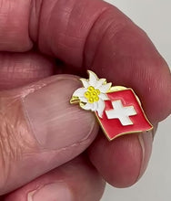 Charger et lire la vidéo dans la visionneuse de la Galerie, Pin Edelweiss avec drapeau suisse
